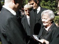 Stephan Fritz übergibt Scheck